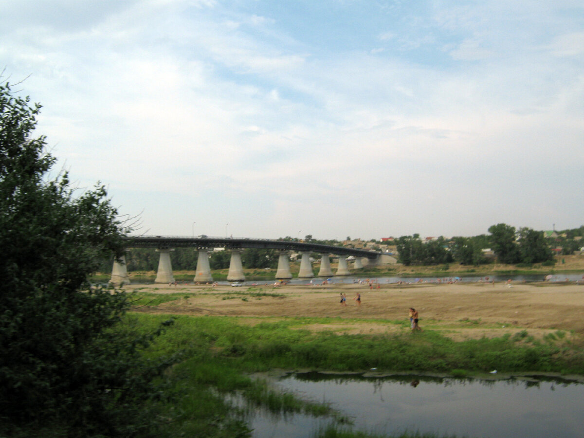 Обмелевшая Ахтуба. Была середина июля, воды в реке стало меньше. Весной, во время половодья, весь этот песок находится под водой
