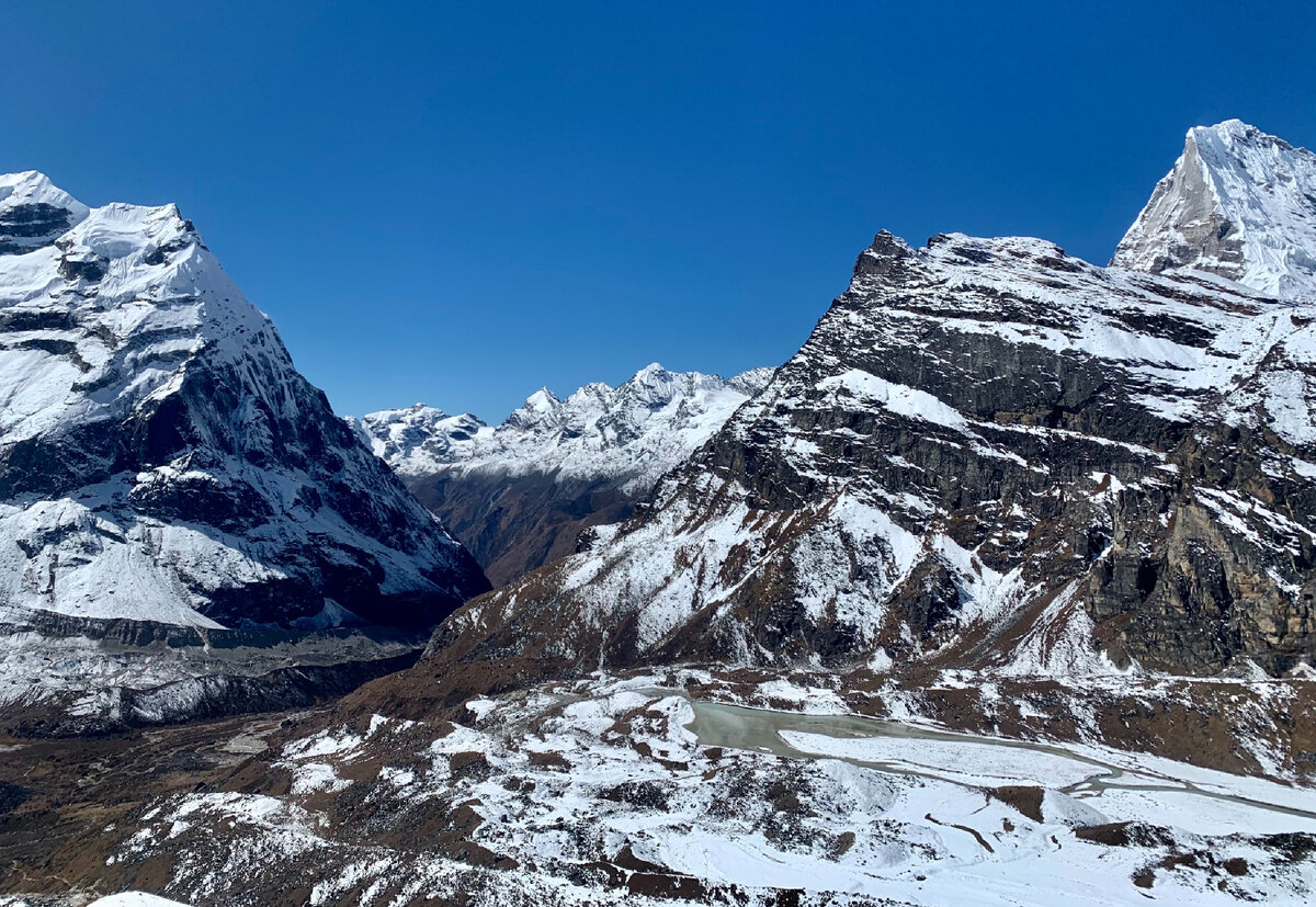 сколько живет гора. рельеф земли горы фото. лхоцзе гора гималаи. горы в облаках. гора сион в швейцарии фото.