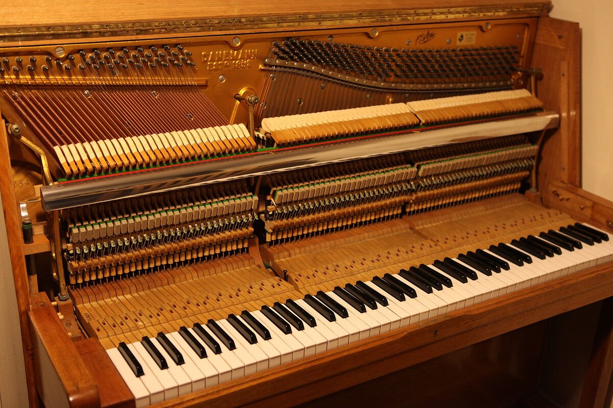 Внутри фортепиано (с) Peaceinpianos, CC BY-SA 4.0, Wikimedia Commons