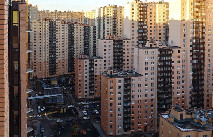 Дом, в котором живет районный российский город. Российские фавелы.3