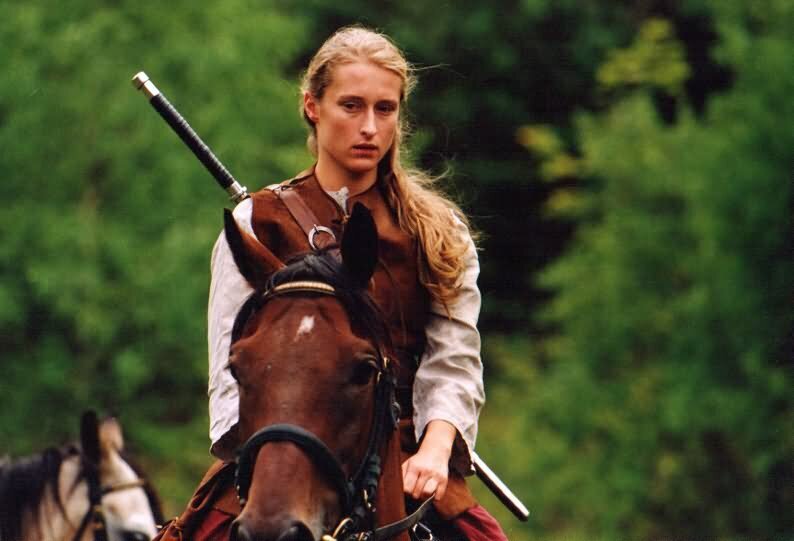 Кадр из сериала «Ведьмак». Нет, это не Цири. Ведьмачка Адель, первая сериальная зазноба Геральта, которая разбила сердце Белому Волку. Зрителям тоже - своим существованием в принципе. 