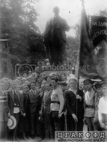 Открытие памятника В.Володарскому на профсоюзном бульваре, Петроград (сейчас это конногвардейский бульвар около Английской набережной).