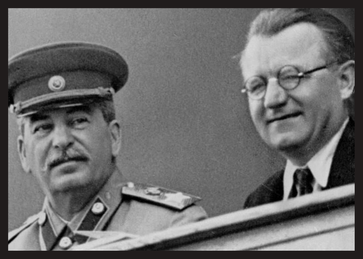 Клемент Готвальд с права, впрочем вы и сами догадались.