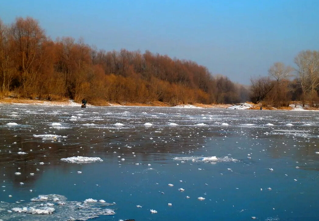 Такой вид ловли возможен только по первому прозрачному льду без снега