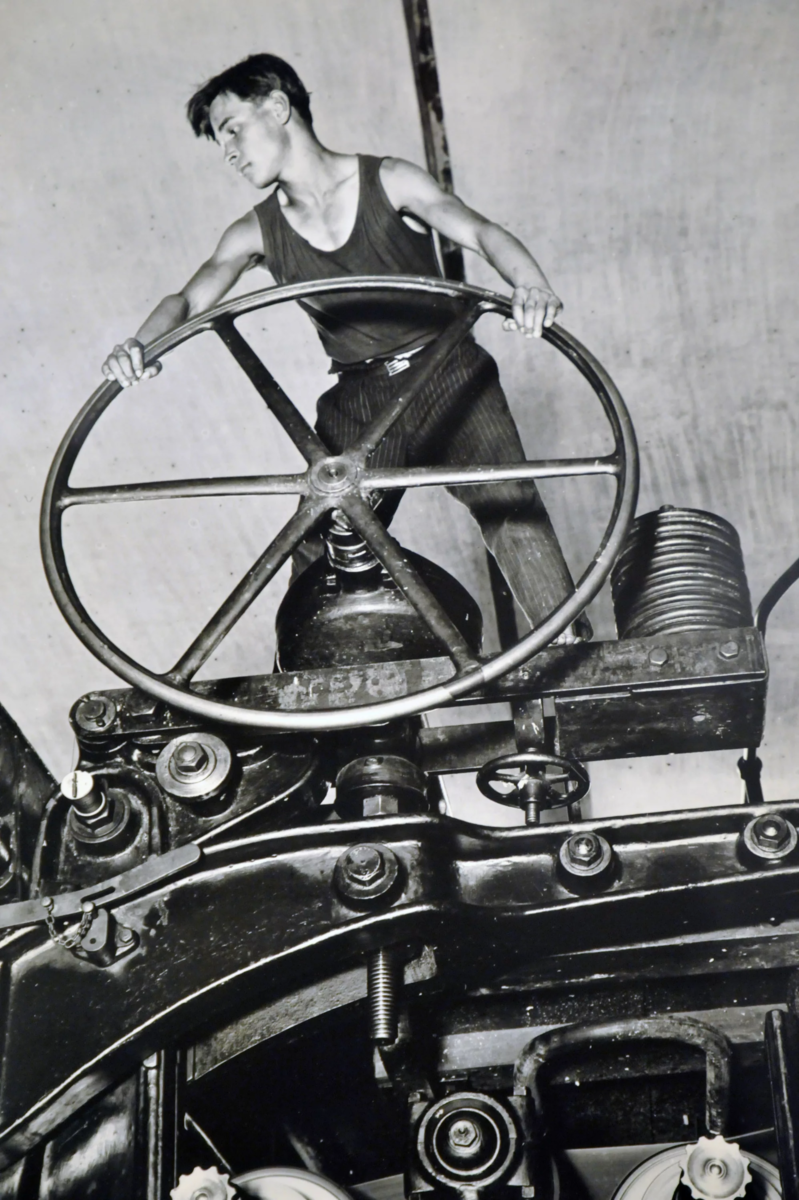 Здравствуйте, мои уважаемые читатели. Сегодня, при помощи фотоцентра имени братьев Люмьер, мы окунемся в наше с вами советское прошлое.-8