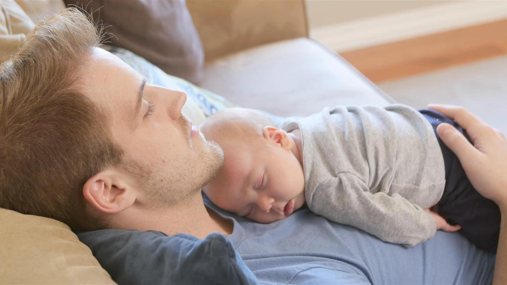 спящий младенец и отец. спящие дети с папами. папа укладывает ребенка. отец усыпил дочь. усыпили дочку.