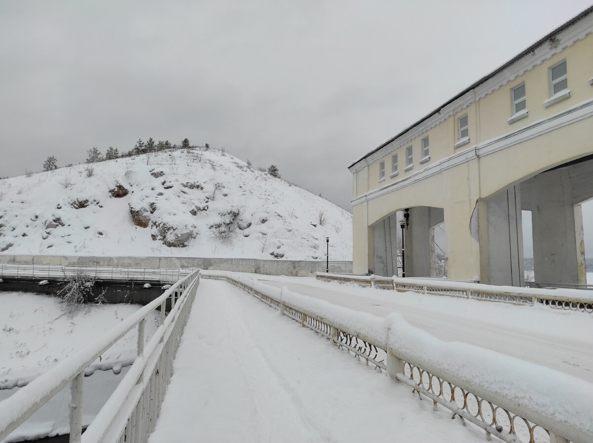 Плотина заводского пруда на реке Серге в городе Михайловске, которую проезжаем по пути в Аракаево