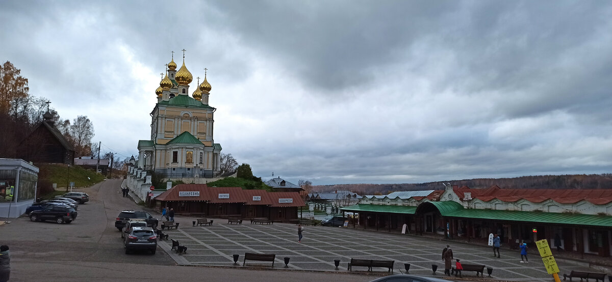 Находится "Пивной дом" почти на центральной торговой площади. Это вид с его крыльца. 