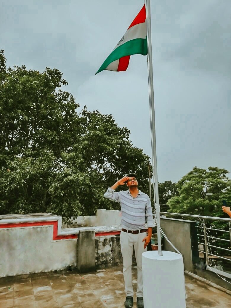 Поднятый флаг страны в честь Дня Независимости на крыше обычного жилого дома в 