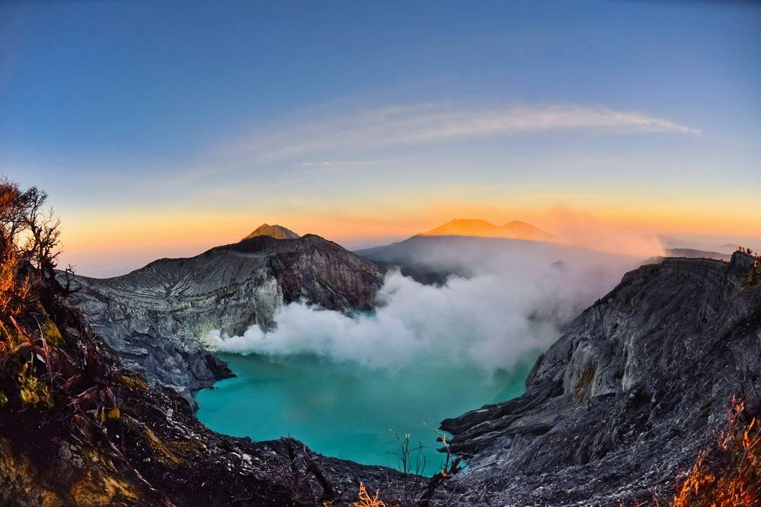 Действующий вулкан Kawah Ijen, остров Ява, Индонезия