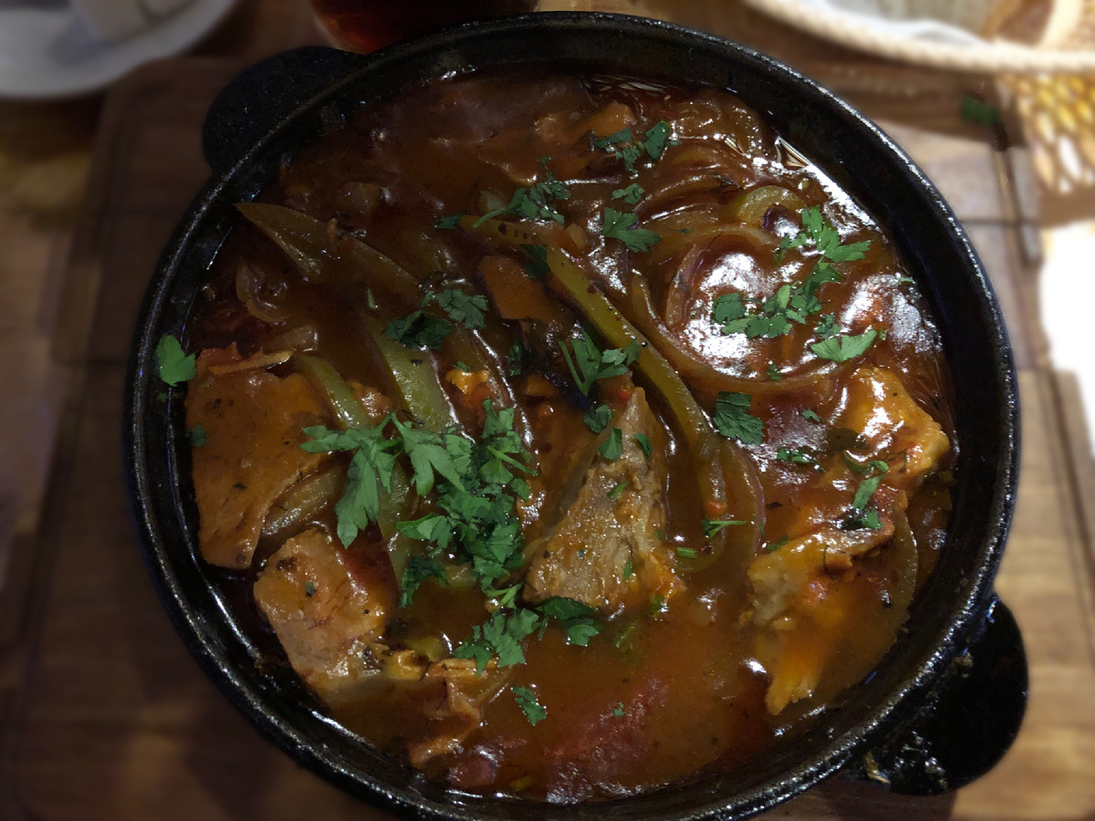 Мясо по-абхазски-200 р.Кафе-столовая Беседка.Гагра.