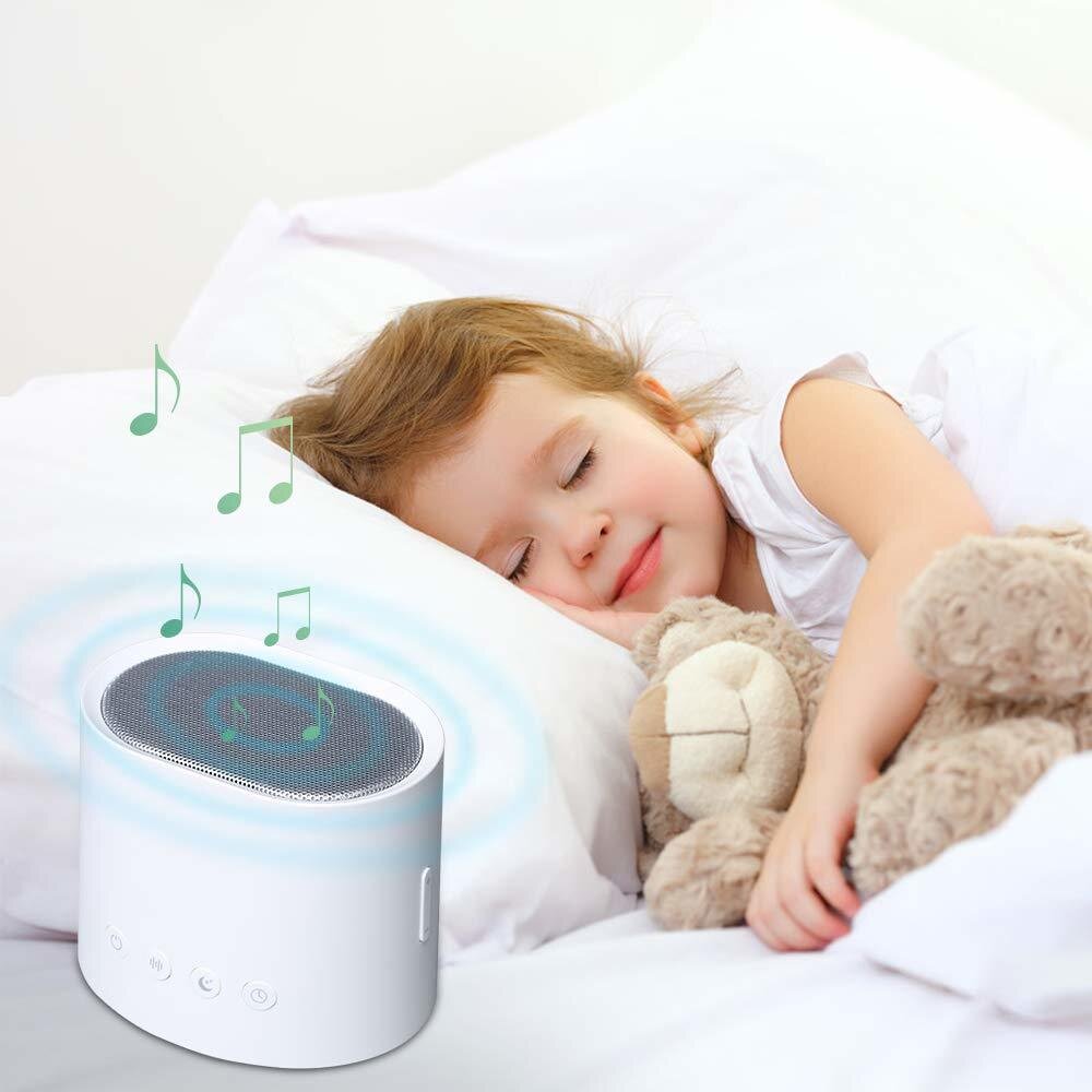 Картинка взята из открытых источников сети Интернет. Малыш засыпает под звуки белого шума, доносящиеся из колонки. 