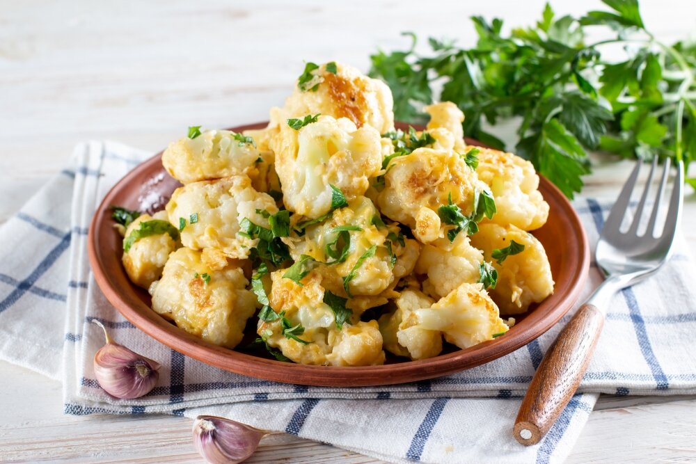 Цветная капуста с сыром, яйцом и чесноком