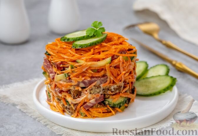 колбаса варено-копченая, морковь по-корейски, огурцы, сухари ржаные, чеснок, майонез, соль, зелень петрушки