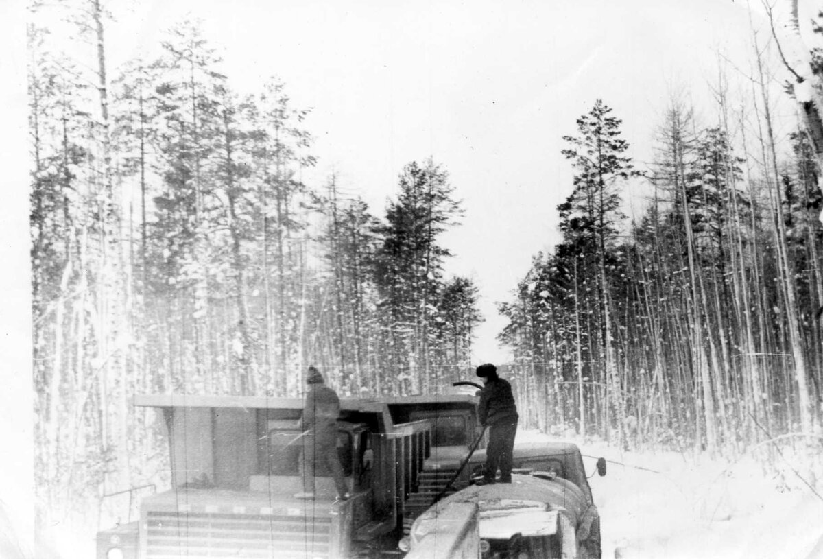 Фото автора с Яндекса. Заправка на зимнике.