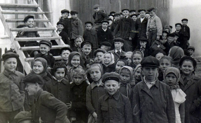 1953г. Донбасс, г. Красный Луч Ворошиловоградской обл. Дети во дворе школы №1 им. Пушкина (фото из семейного архива)