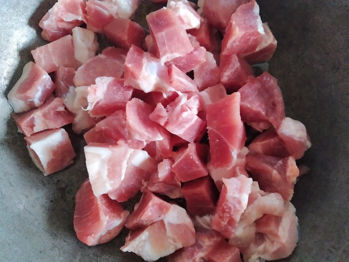 Свинину нарезаем кубиками, наливаем на сковороду растительное масло, кладем свинину и обжариваем под закрытой крышкой 20 мин.