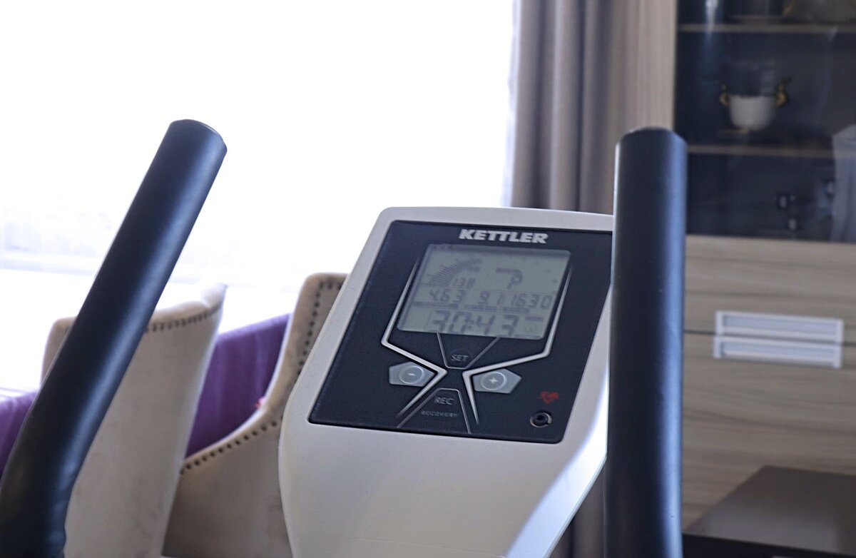 Кстати, у меня было несколько тренажеров, и только эллипс я не забрасываю - занимаюсь на нем, а не использую как вешалку