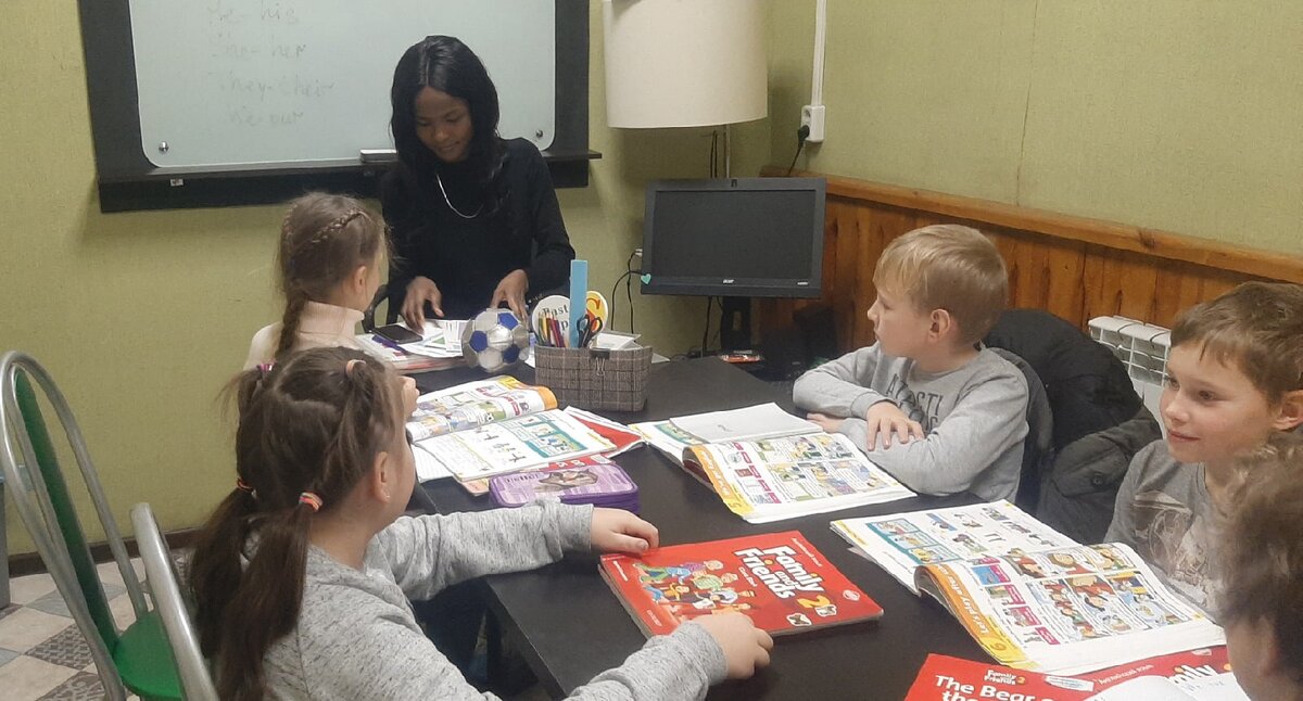 Ещё одна англоязычная преподаватель в нашей школе - Бренда. Фото с сайта londonschool.ru