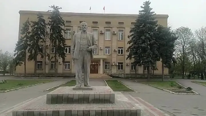 Недавно восстановленный памятник Ленину в украинском городе Геническе, перешедшем ещё два месяца назад под контроль наших войск.