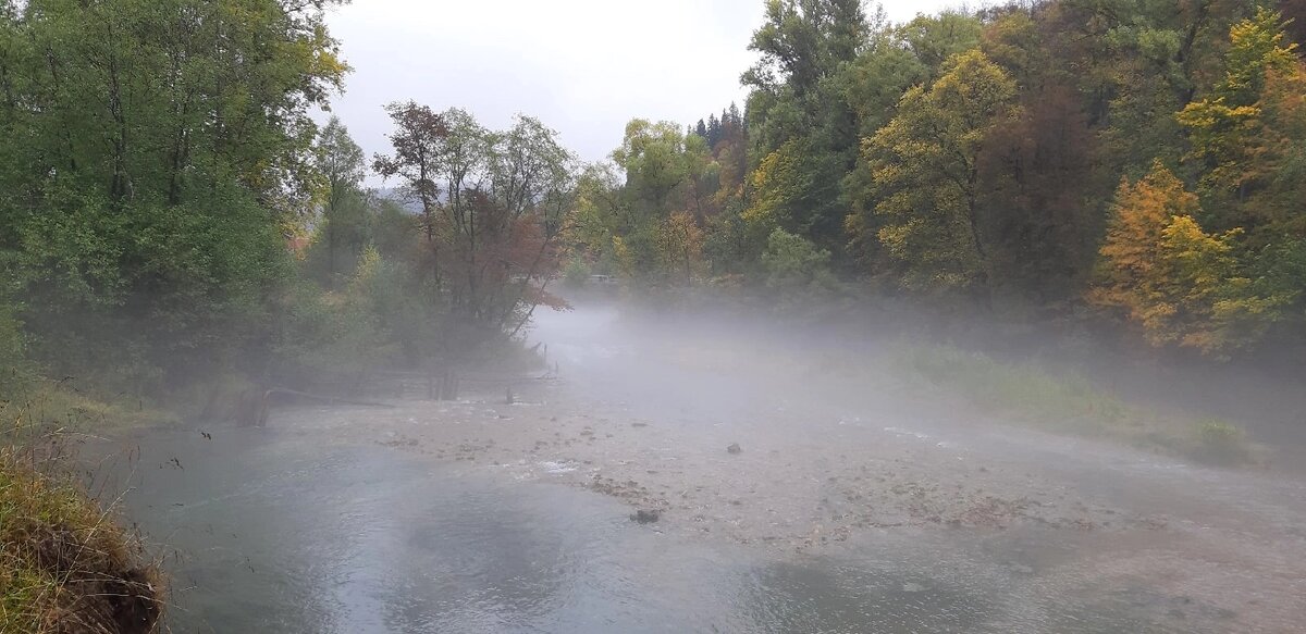 Если путешественнику повезет, он увидит источник в тумане. Вид потрясает своей сказочной магией