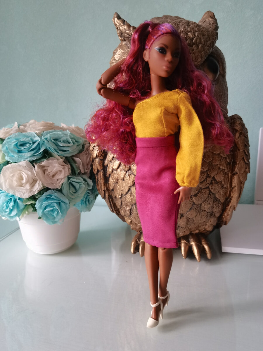 Рукав у этой блузки должен был быть длиннее) И ткань жидковатая, с легко образующимися затяжками(