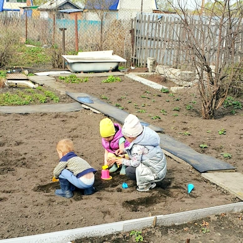 Главное не пропустить тот момент, когда "помогаем сажать" перешло в "а давайте что-нибудь интересное выкопаем", а то можно урожая так и не дождаться😆