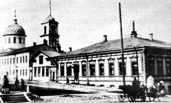 Слева - дом Рыбкина с первой самарской сберкассой