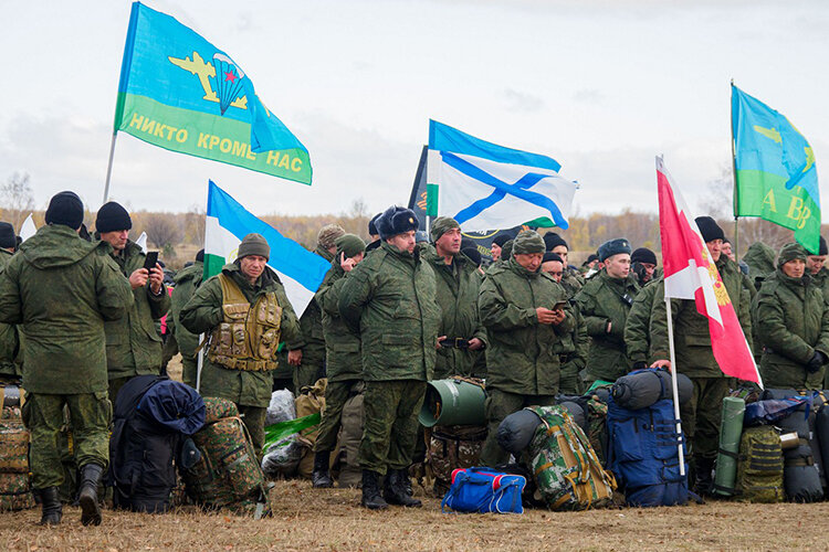    Гордо реют башкирские флаги, стяги десанта и других родов войск, а сами бойцы с нетерпением ждут выступления своего легендарного земляка Элвина Грея