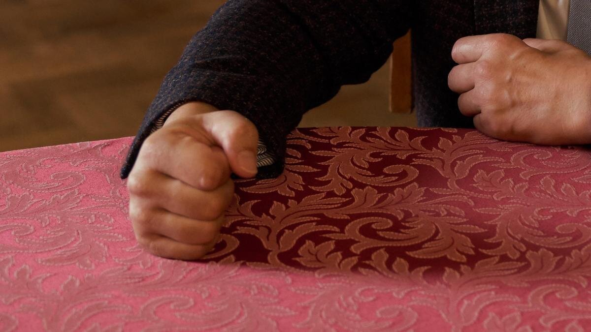    Мужчина стукнул кулаком по столу:pexels.com