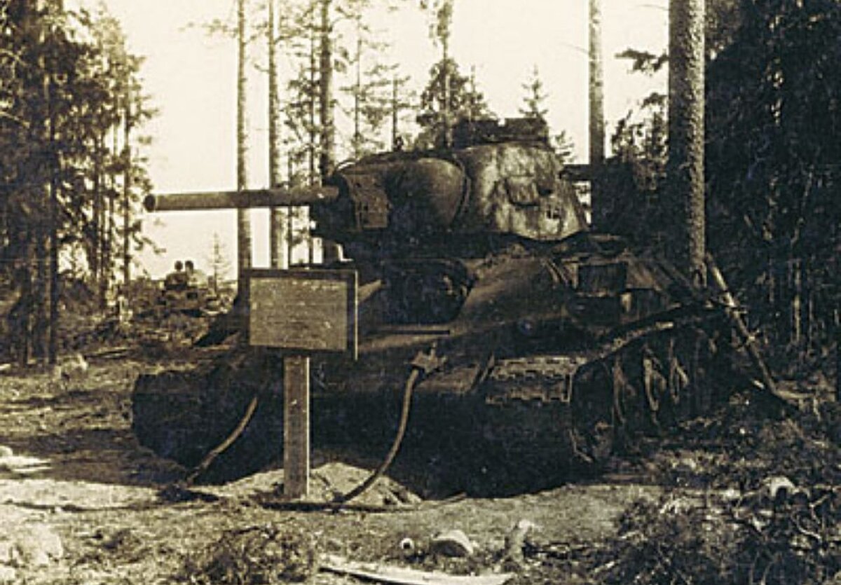 Вот так танк Т-34 выглядел после боя. Фото сделано в мае-июне 1944 года.