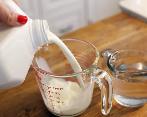 Процесс разбавления молока.