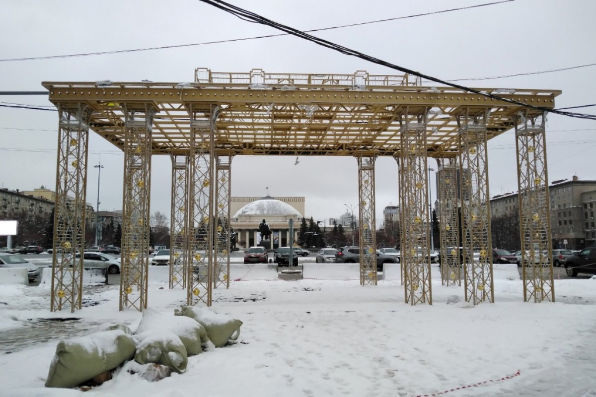    В Новосибирске установили новогодние ажурные ворота на улице Ленина