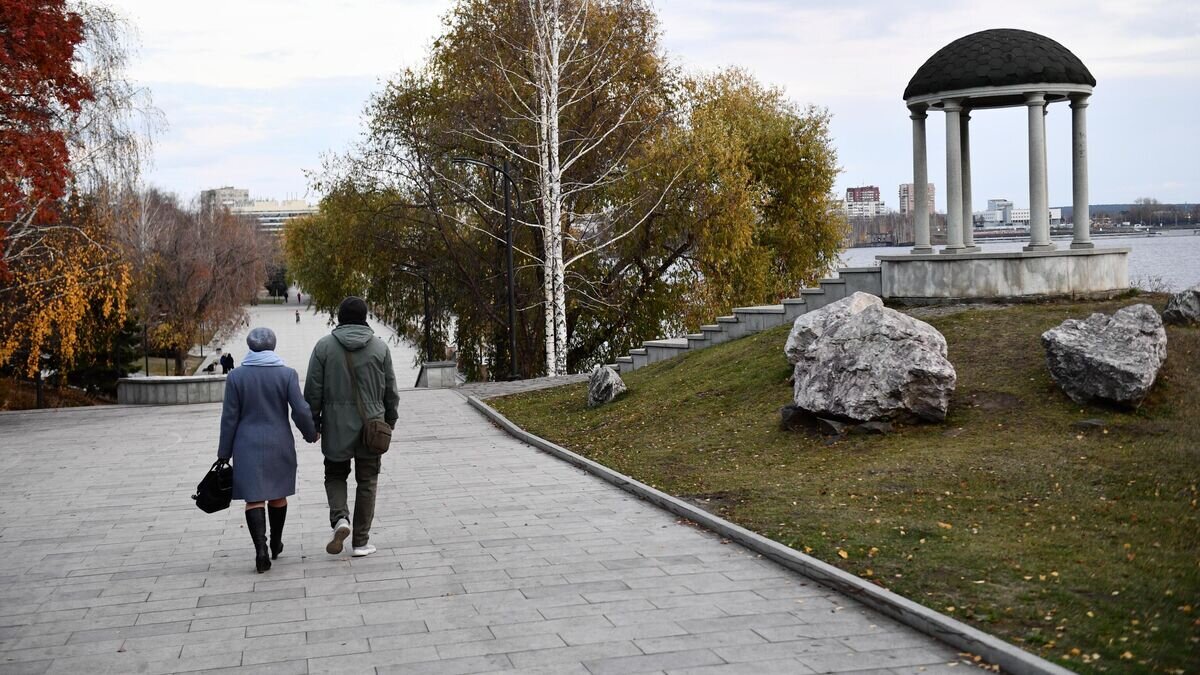    Люди гуляют по набережной Нижнетагильского пруда© РИА Новости / Павел Лисицын