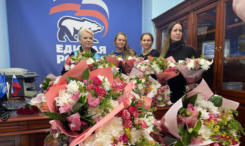    В Новом Уренгое общественники поздравили мам и многодетных жен мобилизованных ямальцев