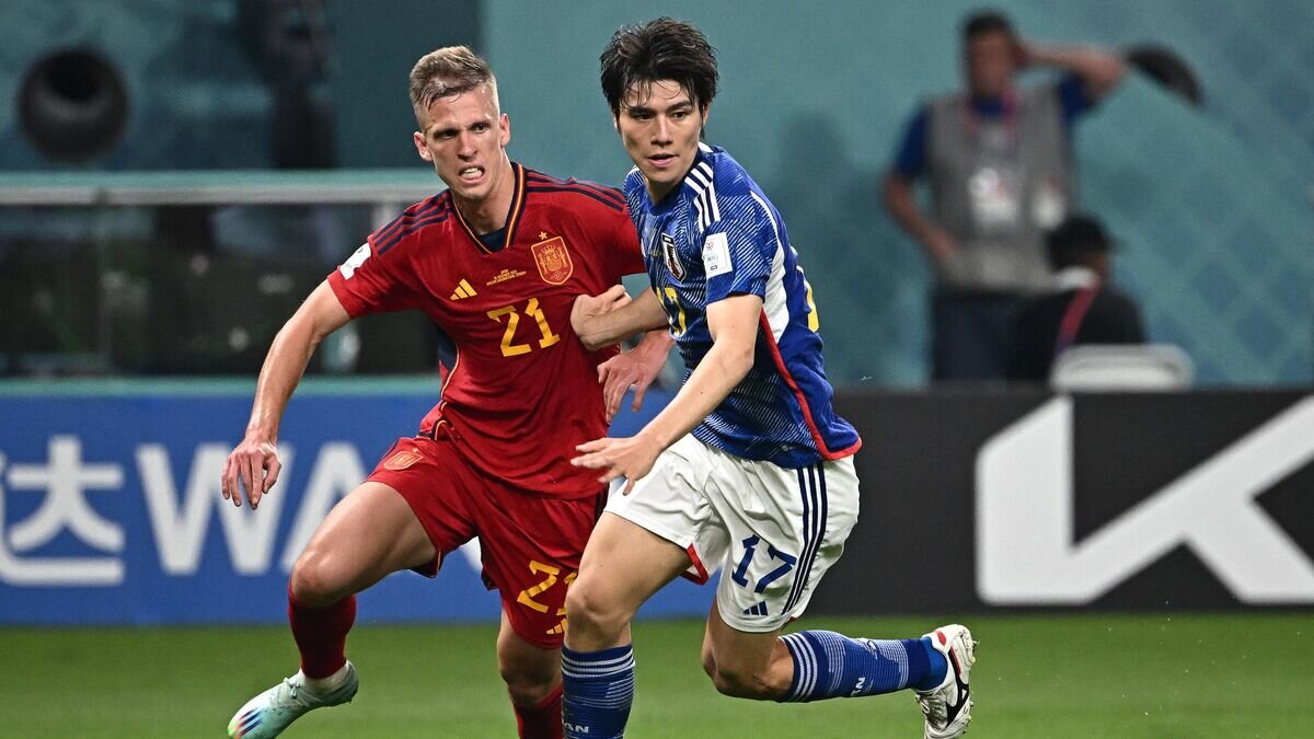    Полузащитник сборной Испании Дани Ольмо (слева) и полузащитник сборной Японии Ао Танака© AFP 2022 / ANNE-CHRISTINE POUJOULAT