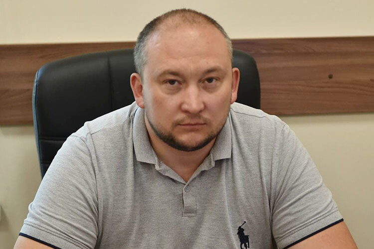  Услышав еще несколько выстрелов, полицейский (на фото Ленар Мусин) вернулся на улицу и стал кричать в окна детям, чтобы они забаррикадировали двери Фото: «БИЗНЕС Online»