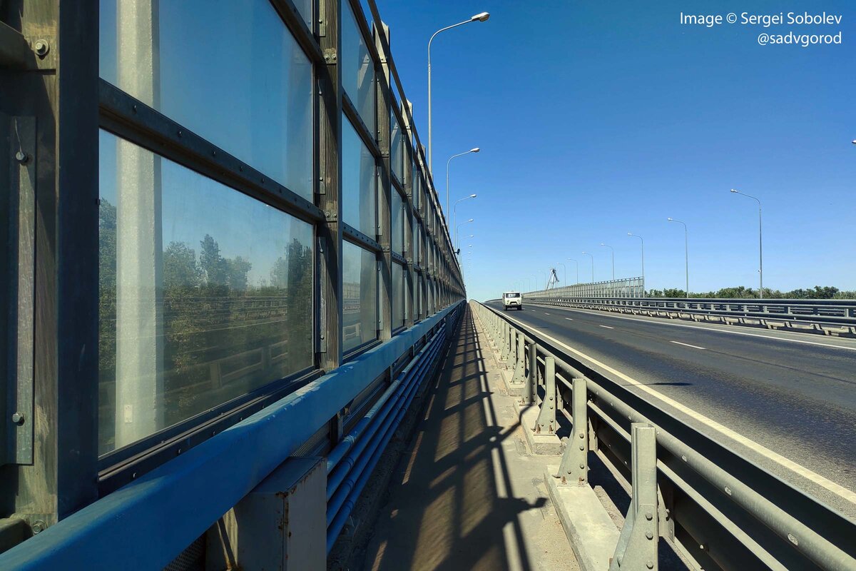 Сам мост очень дискомфортный для вело. Мост огромный, но места пешеходам и велосипедистам особо не нашлось.