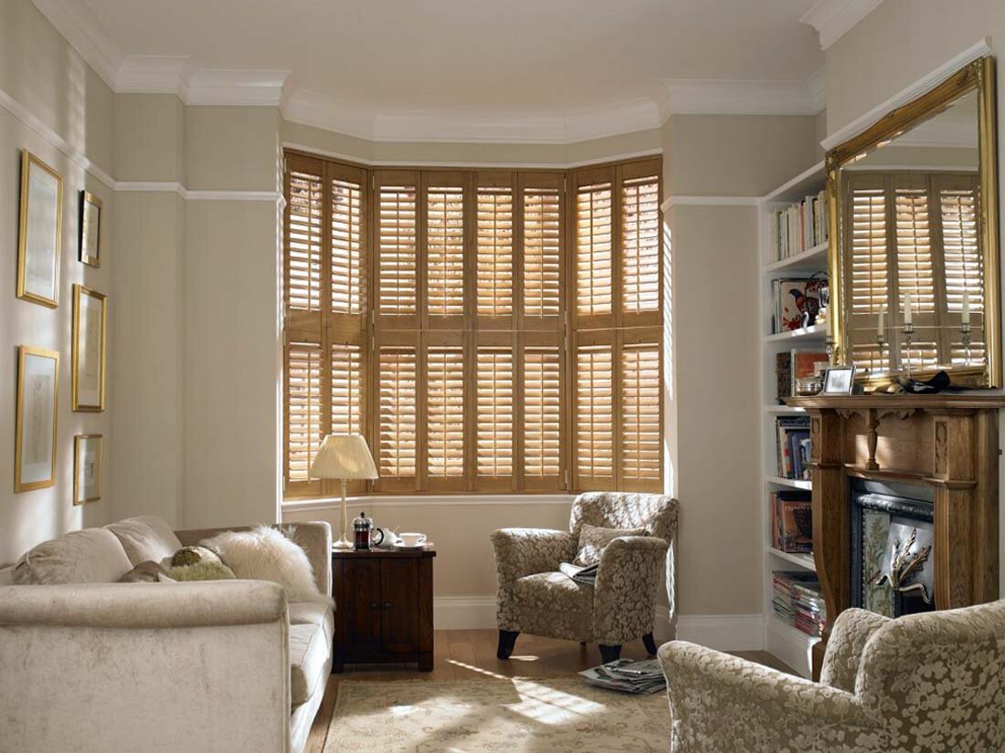 Жалюзи и рольставни на окнах. Фото 1.