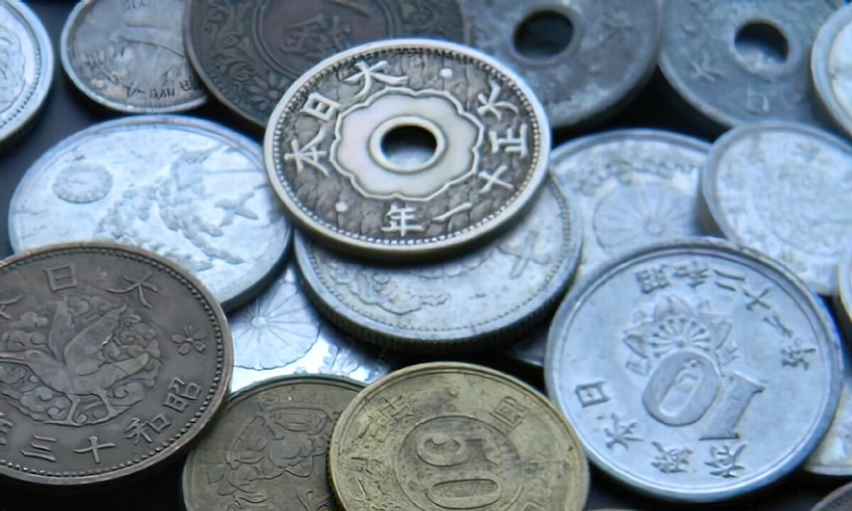 Монеты Японии: иены сены и рины республики Япония.