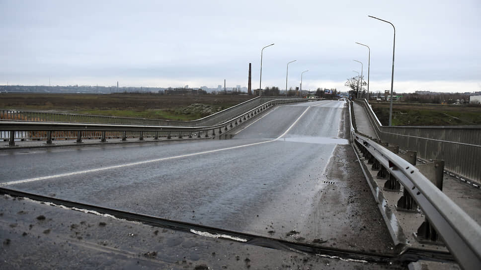 Фото: Виктор Коротаев / Коммерсантъ📷Последствия подрыва украинскими диверсантами автомобильного моста в поселке Константиновка в пригороде Мелитополя