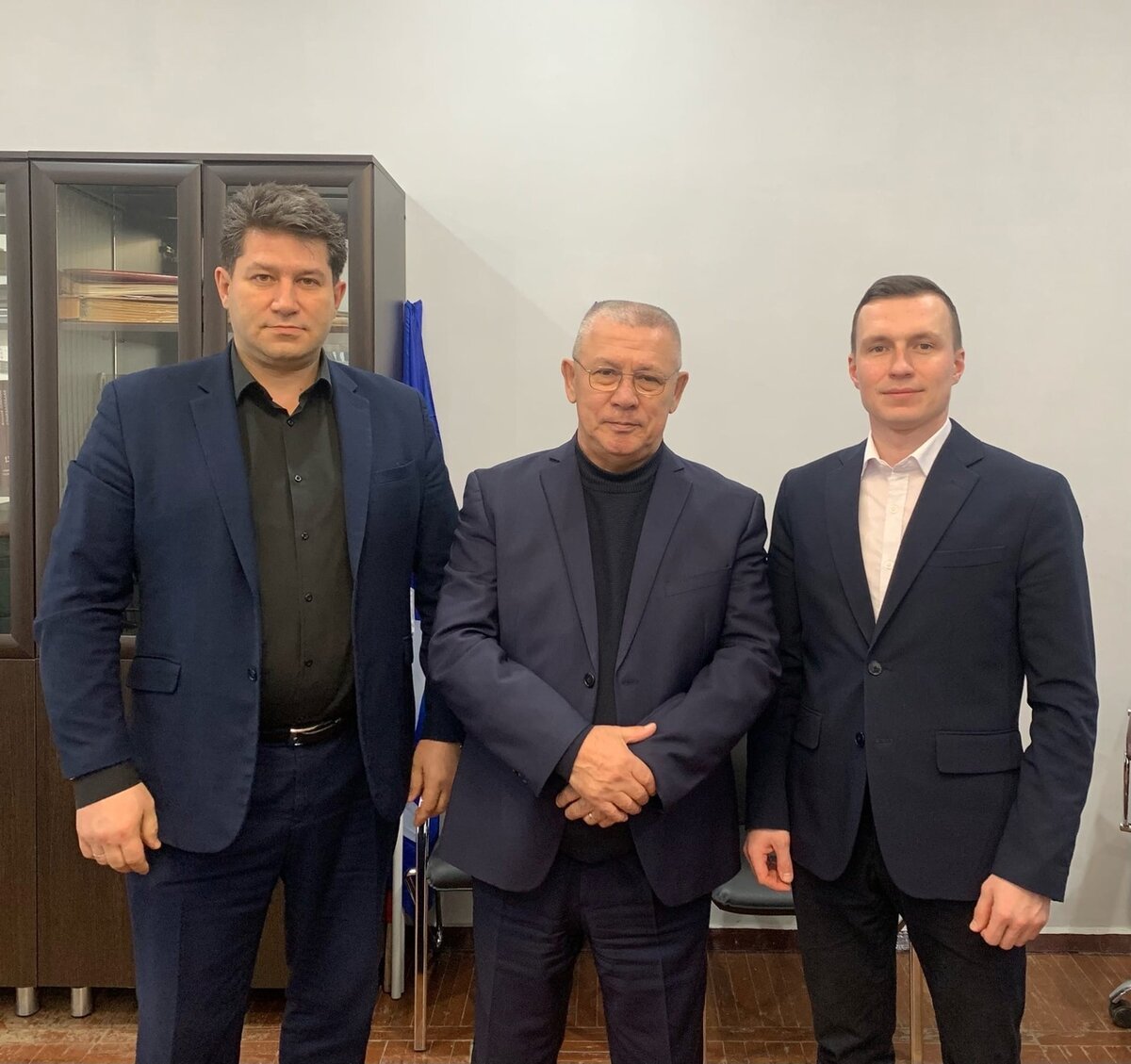 Равиль Шафиков в центре