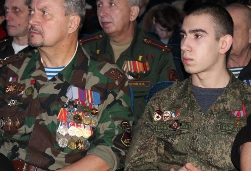     Кирилла (справа) наградили медалью  СОЦСЕТИ