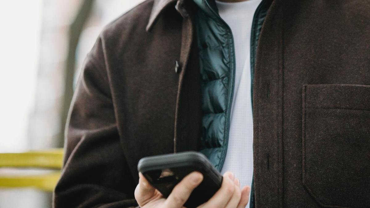    Мужчина со смартфоном в руке:pexels.com