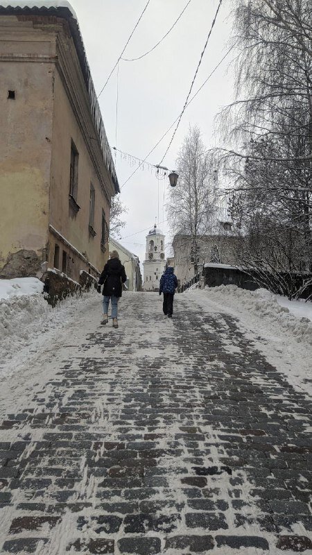 Центр города расположен вот на такой холмистой местности