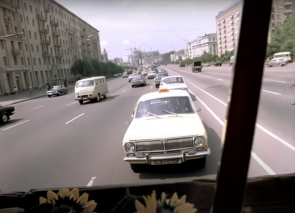 Садовая-Сухаревская улица в сторону Самотёчной эстакады. Кадр из фильма "Вам и не снилось", 1980.