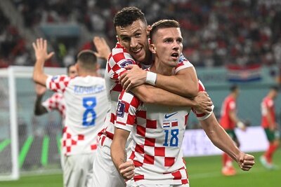   Игроки сборной Хорватии Иван Перишич (слева) и Мислав Оршич радуются забитому голу в матче за 3-е место чемпионата мира по футболу между сборными Хорватии и Марокко. ©Григорий Сысоев РИА Новости