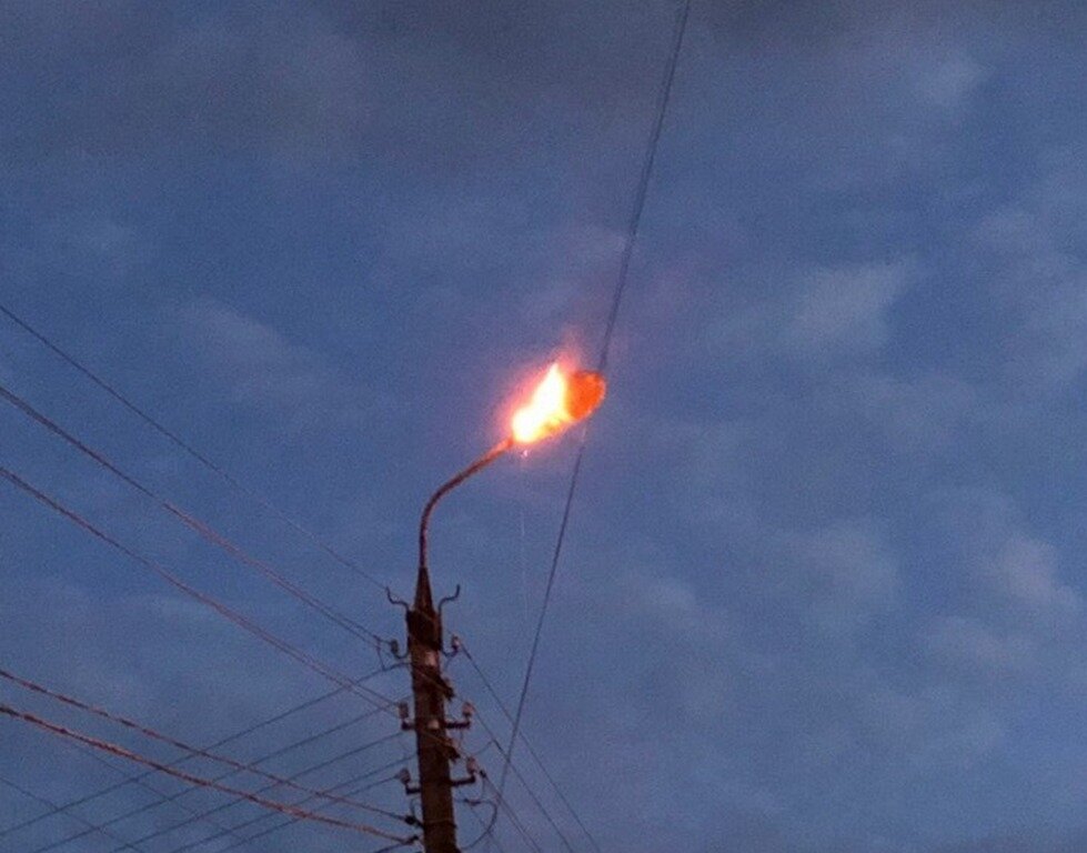 Фонари загорелись. Фонарь не горит ночь. Горит фонарь заднего хода. Почему горит фонарь. Уличное освещение на столбах.