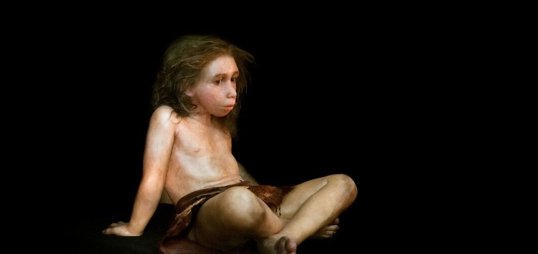 Фото обложки: реконструкция ребенка-неандертальца. Источник: PS Plailly/E Daynes/Science Photo Library