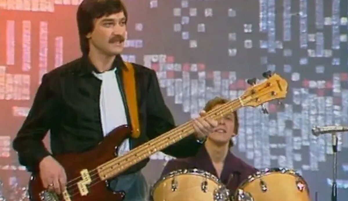 Тиханович, Александр Григорьевич (1952-2017) - солист и бас-гитарист ВИА "Верасы", первый исполнитель песни "Завируха" на фестивале "Песня-82". 